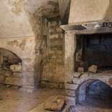 Facciamo quindi il percorso a ritroso per tornare di sopra e ammirare i piani nobili dell'immobile. Approdiamo quindi in un ambiente del primo piano che ospita i resti di un forno adoperato per cuocere il pane 